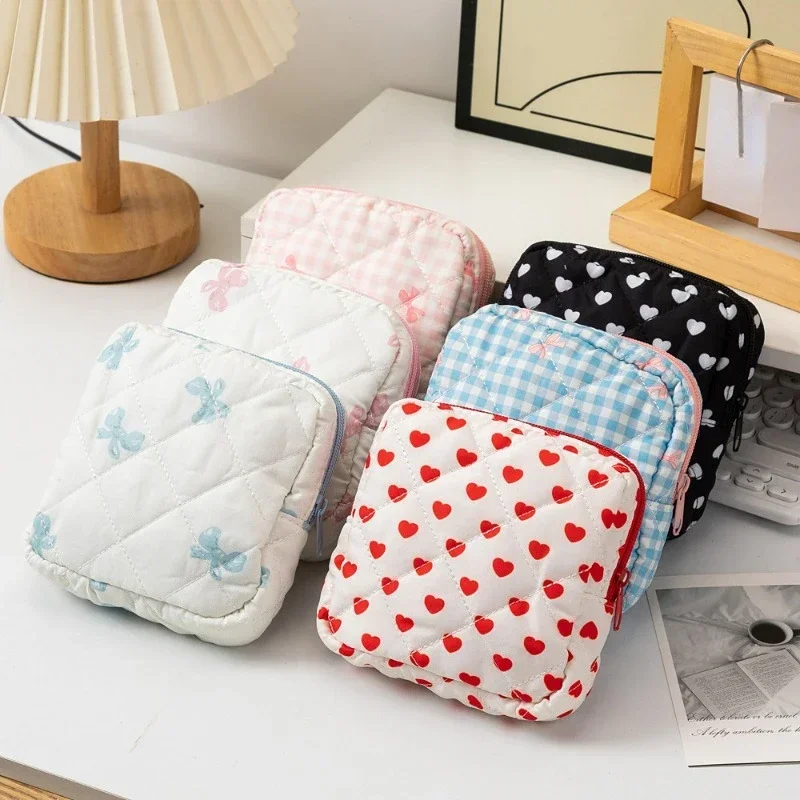 Tech Accessories Kit - หัวใจพิมพ์ผ้าอนามัยกระเป๋าผู้หญิง Period กระเป๋าแบบพกพา Tampon Organizer กระเป๋ามินิแต่งหน้าลิปสติกกระเป๋าเก็บ