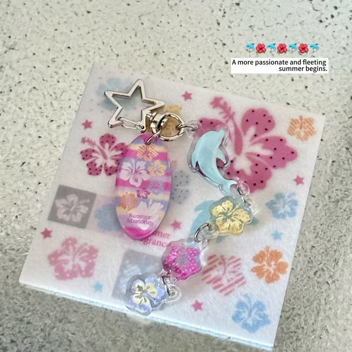 Tech Girl Accessories - พวงกุญแจอะคริลิกรูปกระดานโต้คลื่นสีพาสเทล ลายดอกชบาและโลมาฮาวาย สำหรับฤดูร้อน พร้อมจี้รูปดาว สำหรับผู้หญิง สไตล์